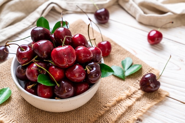 Cerezas frescas en un tazón