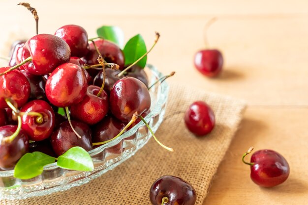 Cerezas frescas en un tazón