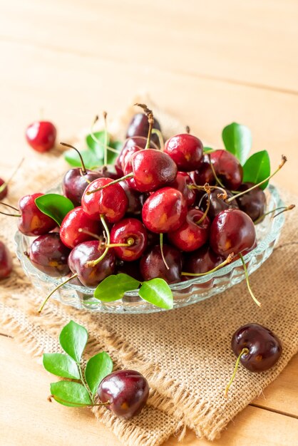 Cerezas frescas en un tazón