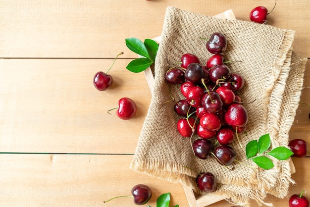 Cerezas frescas en un tazón