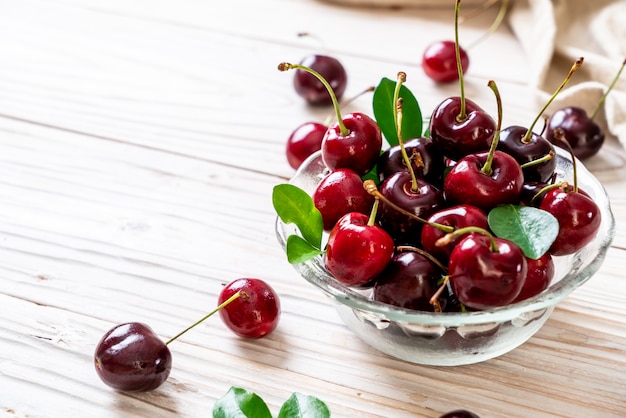 Cerezas frescas en un tazón