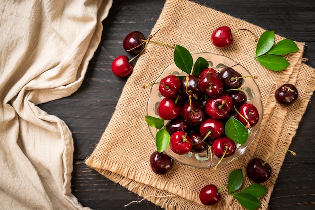 Cerezas frescas en un tazón