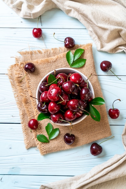 Cerezas frescas en un tazón