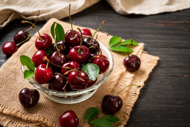 Cerezas frescas en un tazón