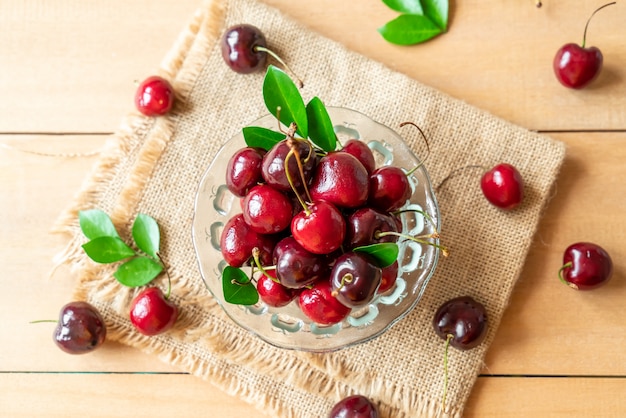 Cerezas frescas en un tazón