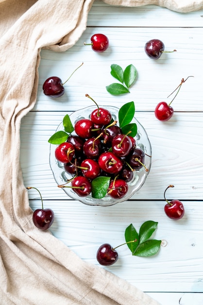 Cerezas frescas en un tazón