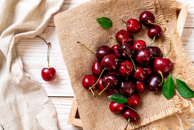 Cerezas frescas en un tazón