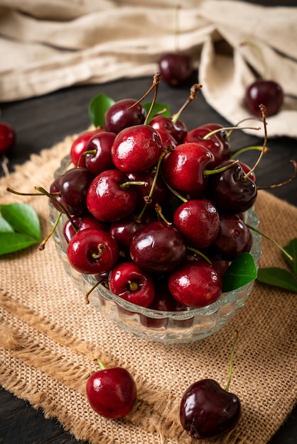 Cerezas frescas en un tazón