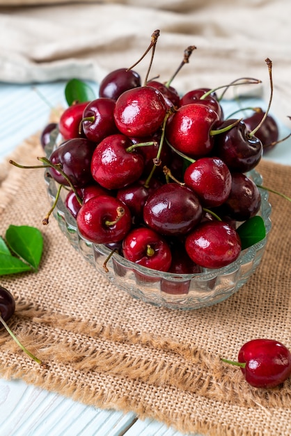 Cerezas frescas en un tazón