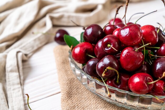 Cerezas frescas en un tazón