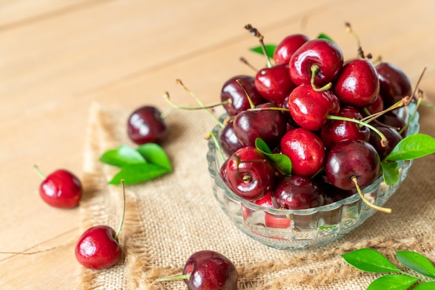 Cerezas frescas en un tazón