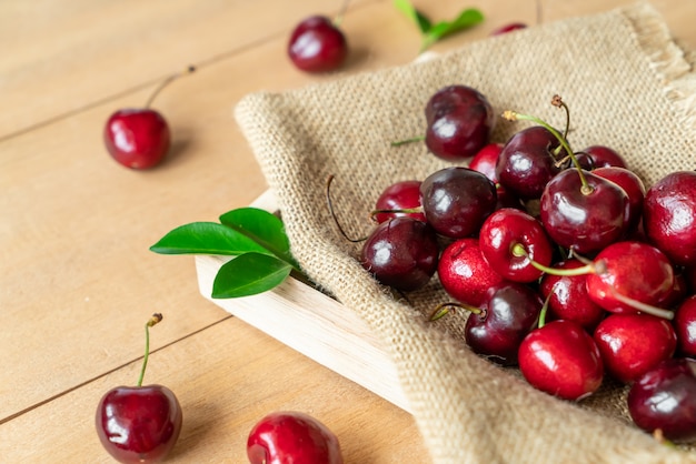 Cerezas frescas en un tazón