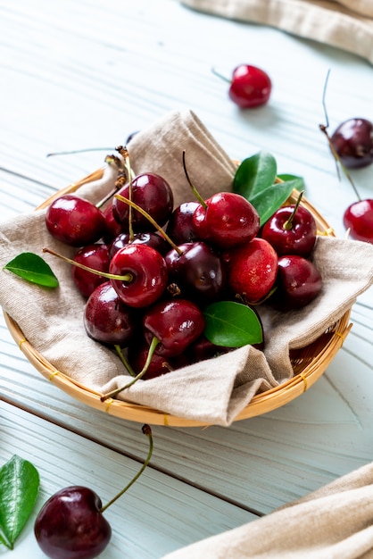 Cerezas frescas en un tazón