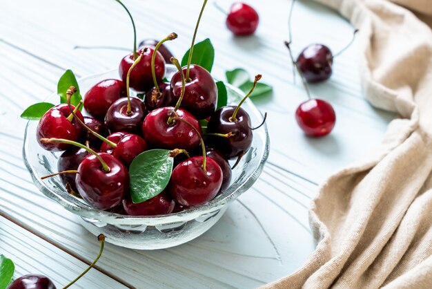 Cerezas frescas en un tazón