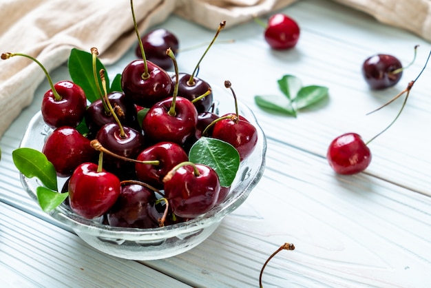 Cerezas frescas en un tazón