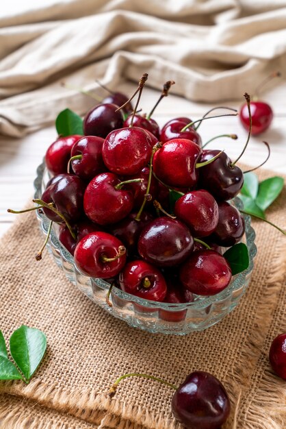 Cerezas frescas en un tazón