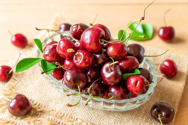 Cerezas frescas en un tazón