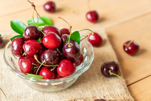 Cerezas frescas en un tazón