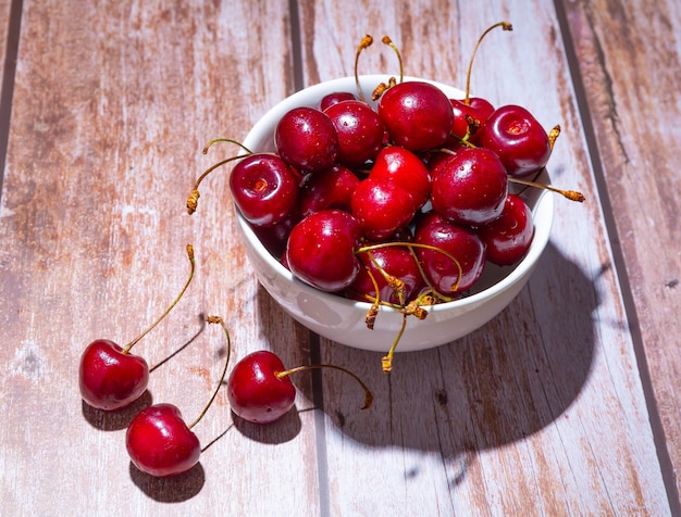 cerezas frescas en un tazón