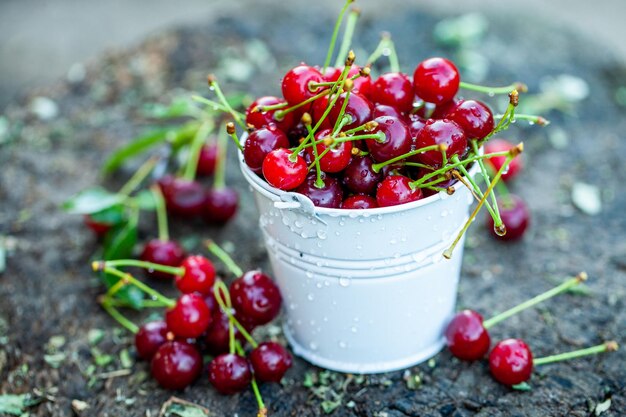 Cerezas frescas en un tazón