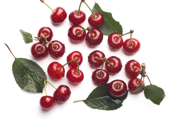 Cerezas de imagen sobre un fondo blanco. Cerezas con gotas aisladas sobre fondo blanco.