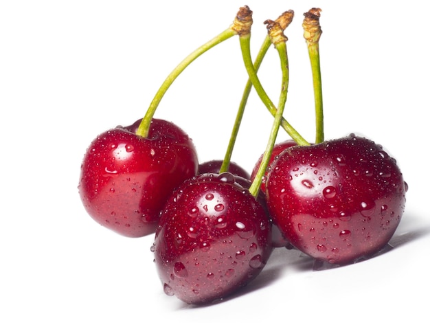 Cerezas jugosas en gotas de agua sobre un fondo blanco Alimento útil Hermosas bayas aislar