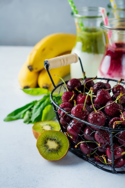 Cerezas, kiwi, espinaca, plátano, ingredientes para batidos de frutas