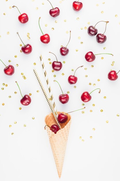 Cerezas maduras en un cono de waffle aislado