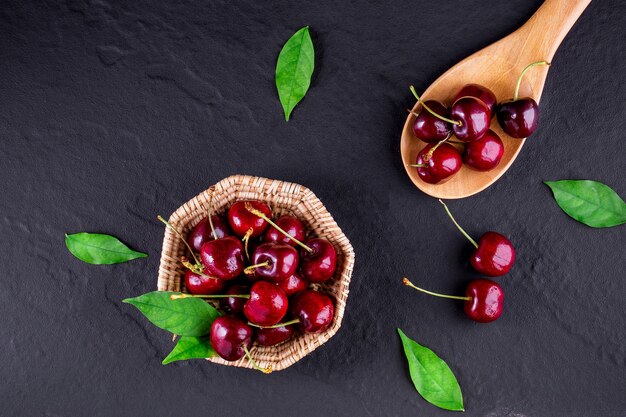 Cerezas maduras frescas para el fondo