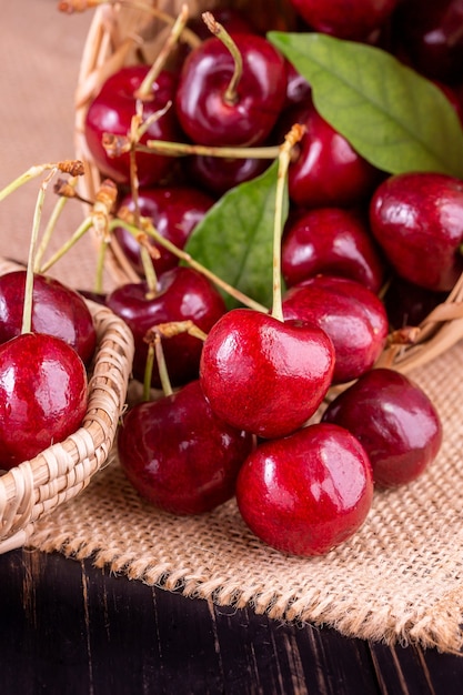 Cerezas maduras frescas para el fondo