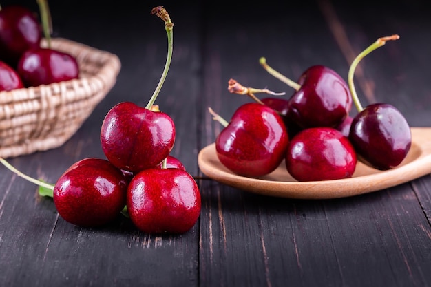 Cerezas maduras frescas para el fondo