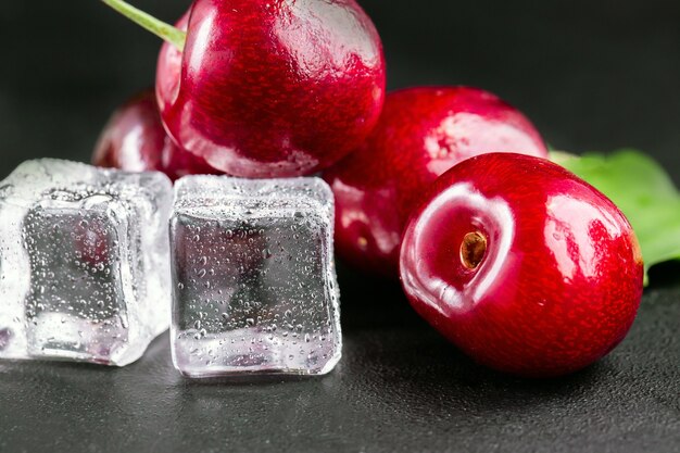 Cerezas maduras frescas para el fondo