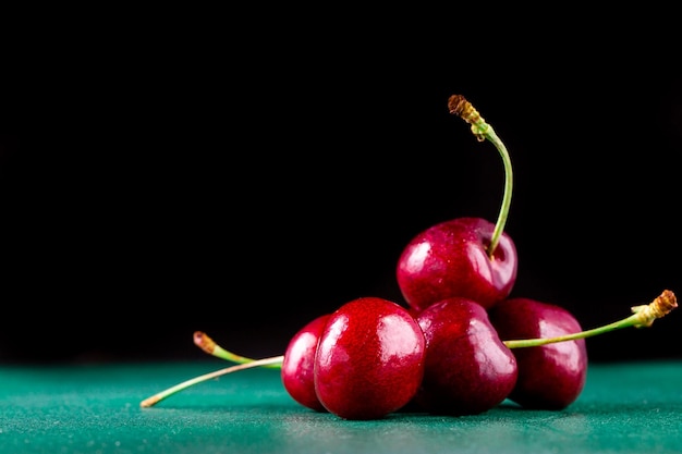 Cerezas maduras frescas para el fondo