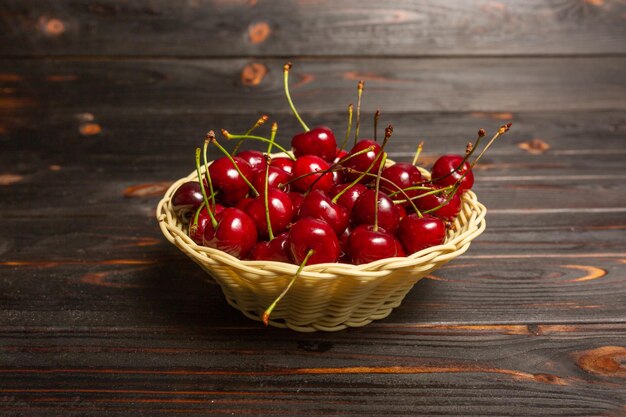 Cerezas maduras frescas en una mesa antigua enfoque selectivo