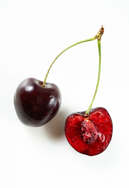 Cerezas maduras y frescas en una tienda de frutas de cosecha de fondo blanco