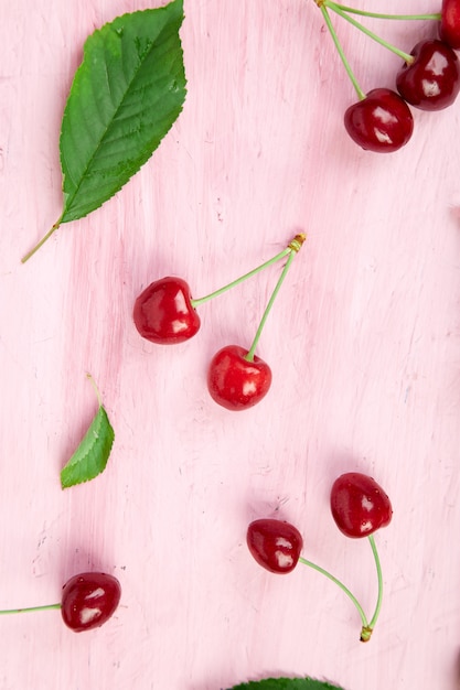 Cerezas maduras y hoja de cereza