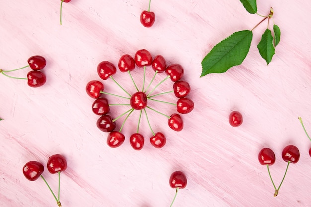 Cerezas maduras y hoja de cereza