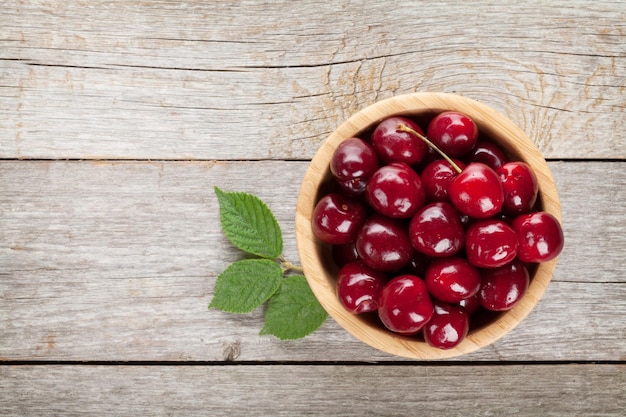 Cerezas maduras en mesa de madera