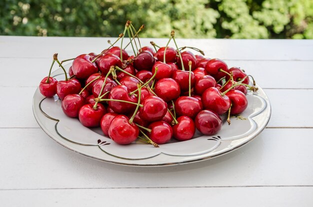 Cerezas maduras en un plato