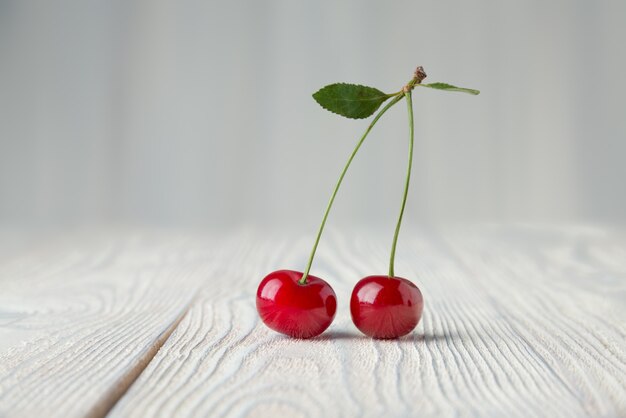 Cerezas maduras sobre un fondo de madera