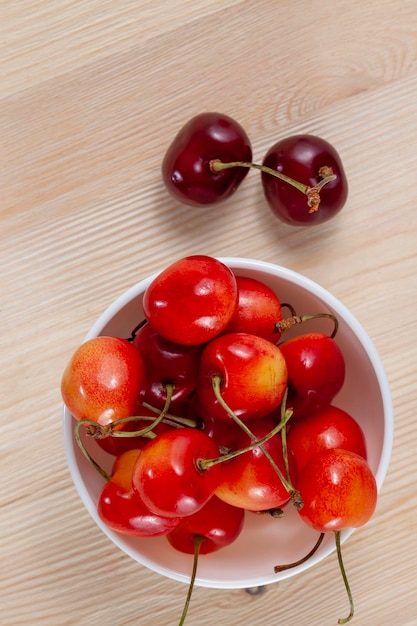 Cerezas maduras en una tabla de cortar cosechadas y utilizadas para cocinar la cosecha de cerezas