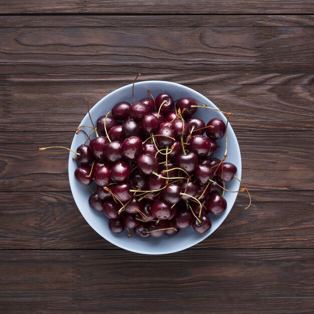 Cerezas maduras en un tazón blanco