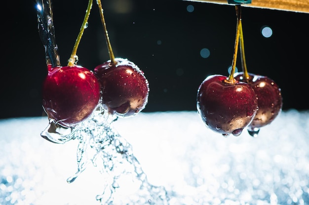 Cerezas en una mesa de madera con fondo macro de gotas de agua