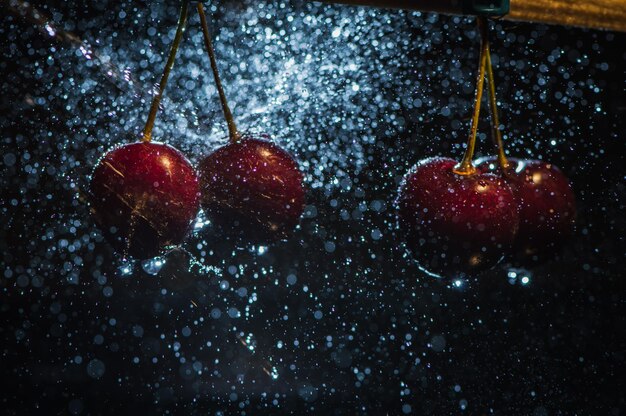 Cerezas en una mesa de madera con fondo macro de gotas de agua