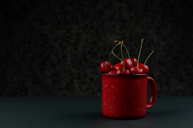 Cerezas en la mesa de madera con gotas de agua