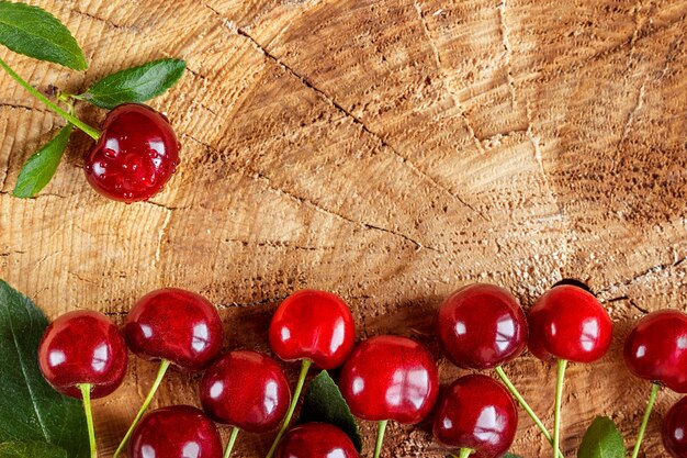 Cerezas en mesa de madera