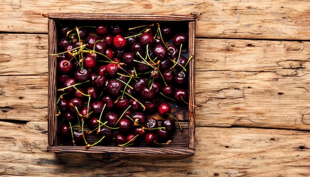 Cerezas en mesa de madera