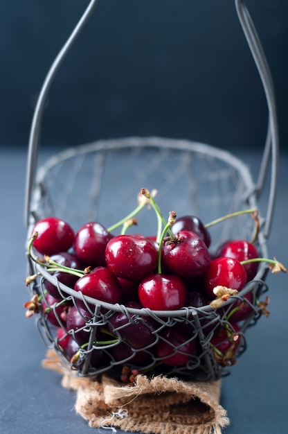 Cerezas en mesa negra