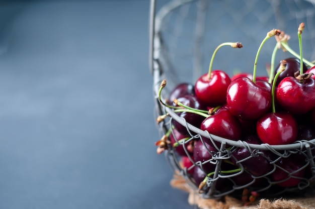 Cerezas en mesa negra