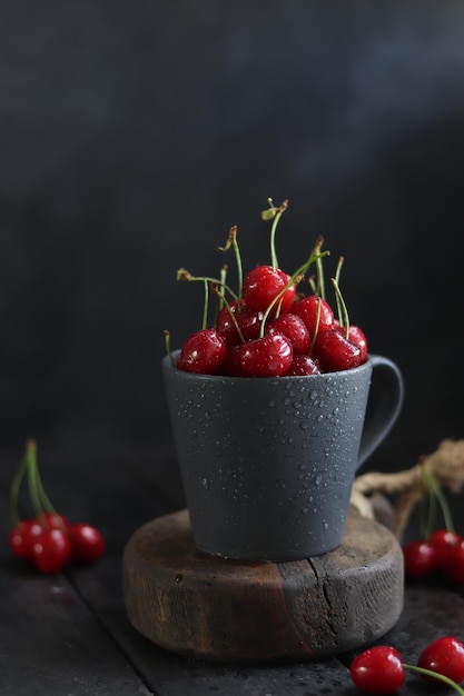 Cerezas en una olla con gotas de agua en la parte superior